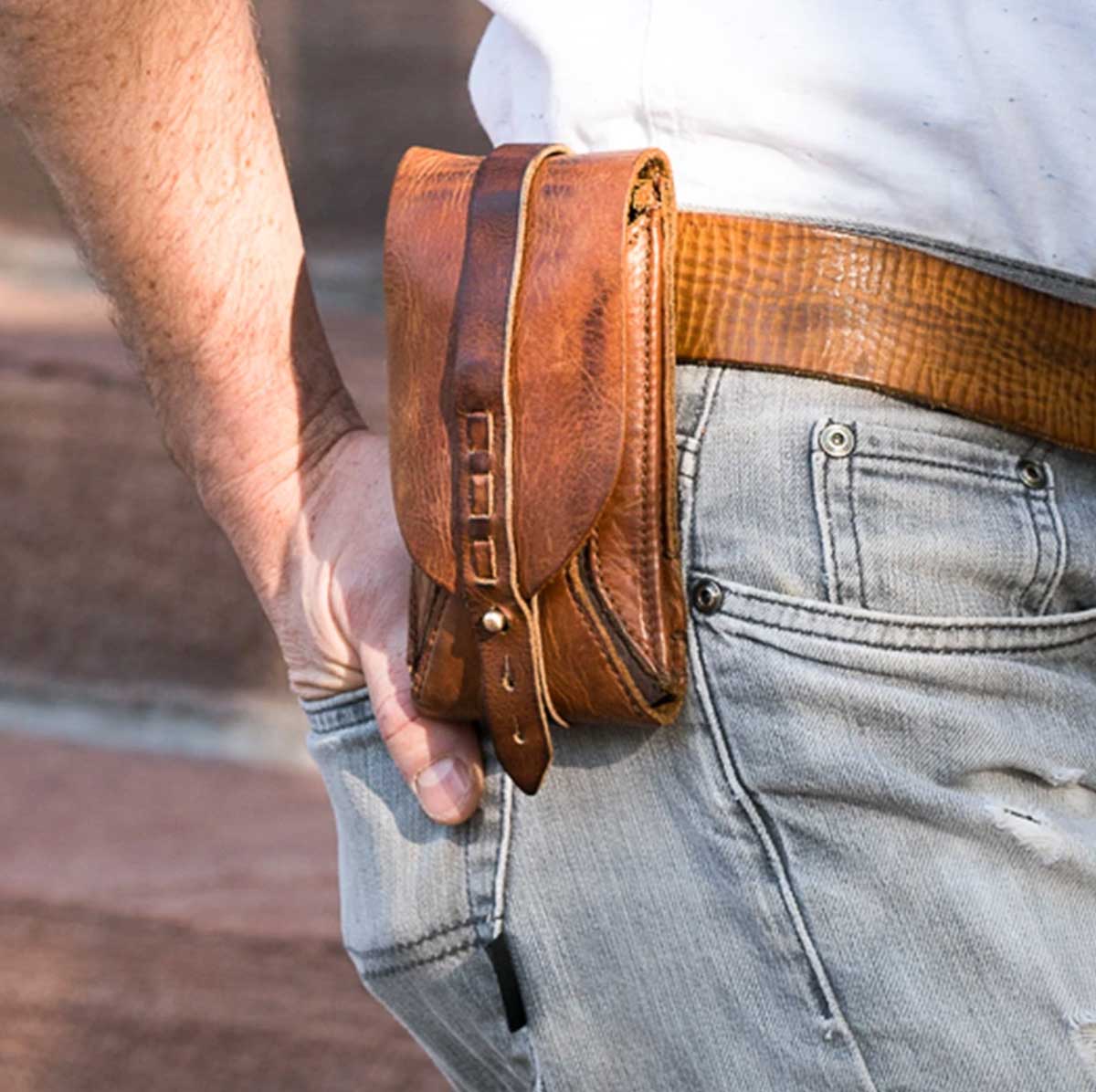 leather-phone-holster-from-embrazio